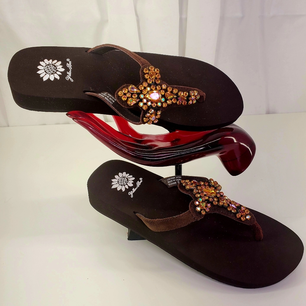 YELLOW BOX AURORA BOREALIS CRYSTAL CROSS/LEATHER THONG SANDAL. SZ.9M $89.00
